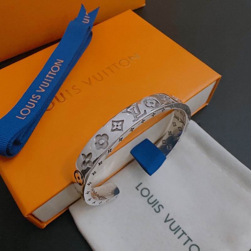 LV Bracelet 02lyr38
